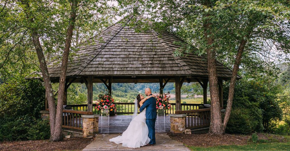 Mountain Lake Lodge Wins The Knot’s Best of Weddings 2021 Award